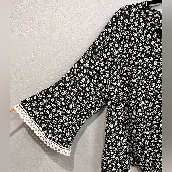 💐Emi & Joe Plus Size Blouse with flared sleeves - Picture 3 of 8